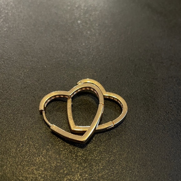 Gorgeous 18K Gold Plated ♥️ Earrings - Picture 6 of 7